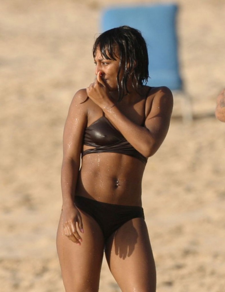 Alexandra Burke Pokies (4 Photos)