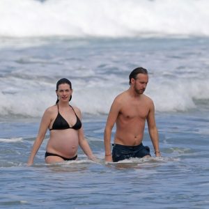 anne hathaway in a bikini 38 photos 23