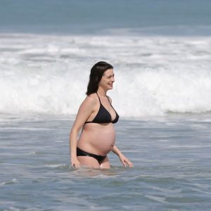 anne hathaway in a bikini 38 photos 49