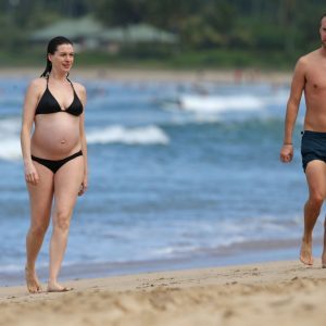 anne hathaway in a bikini 38 photos 59