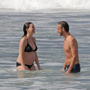 anne hathaway in a bikini 38 photos 94