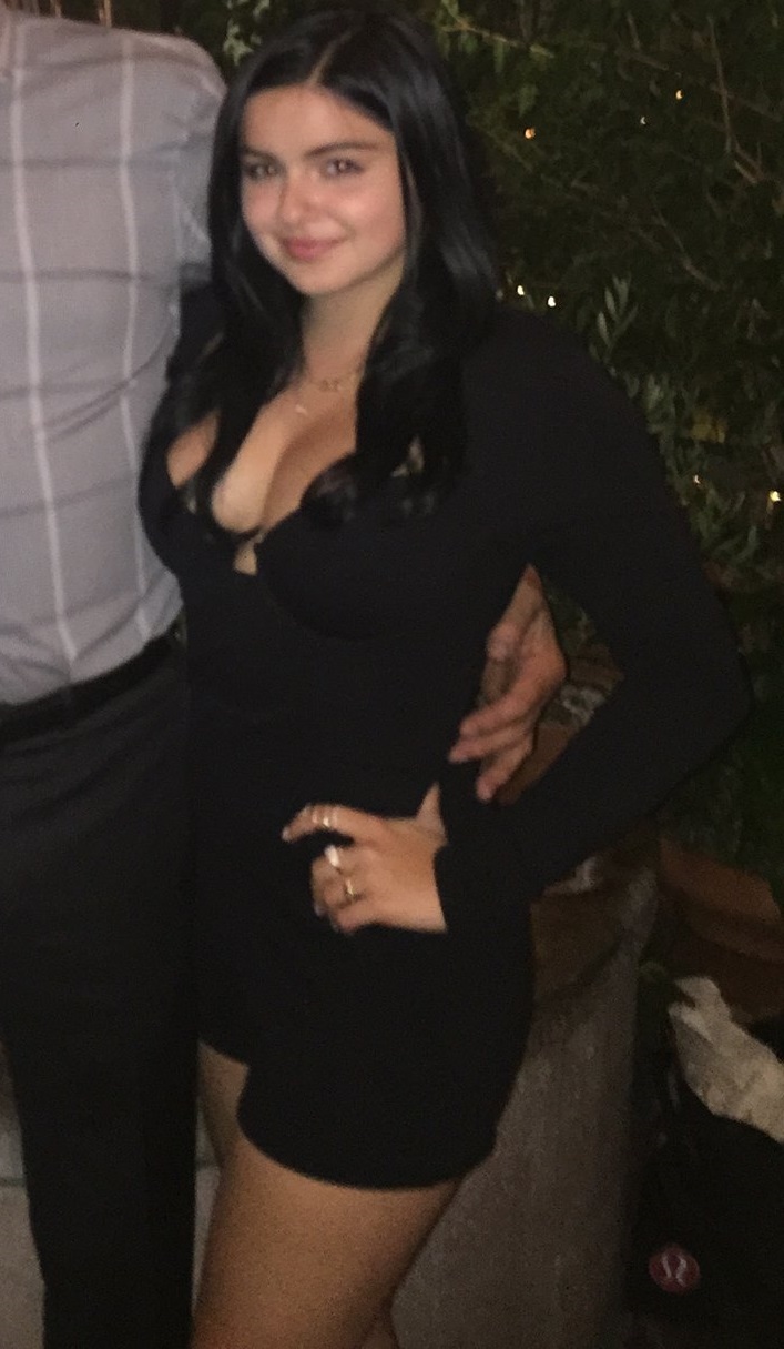 Ariel Winter Cleavage (9 Photos)