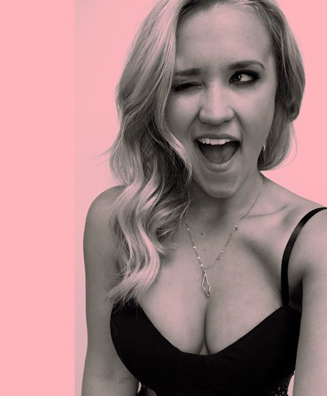 Emily Osment Cleavage (1 Photo)