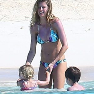 gisele bundchen in a bikini 32 photos 1