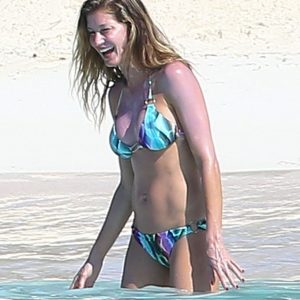 gisele bundchen in a bikini 32 photos 28