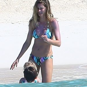 gisele bundchen in a bikini 32 photos 94