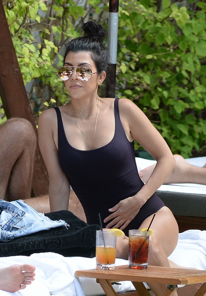 Kourtney Kardashian Sexy (6 Photos)