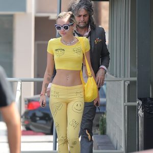 miley cyrus braless 2 photos 84