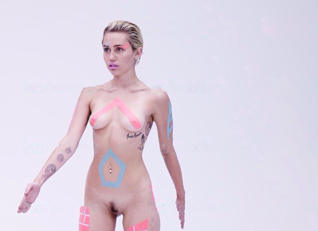 Miley Cyrus Nude (1 New Full-Size Photo)