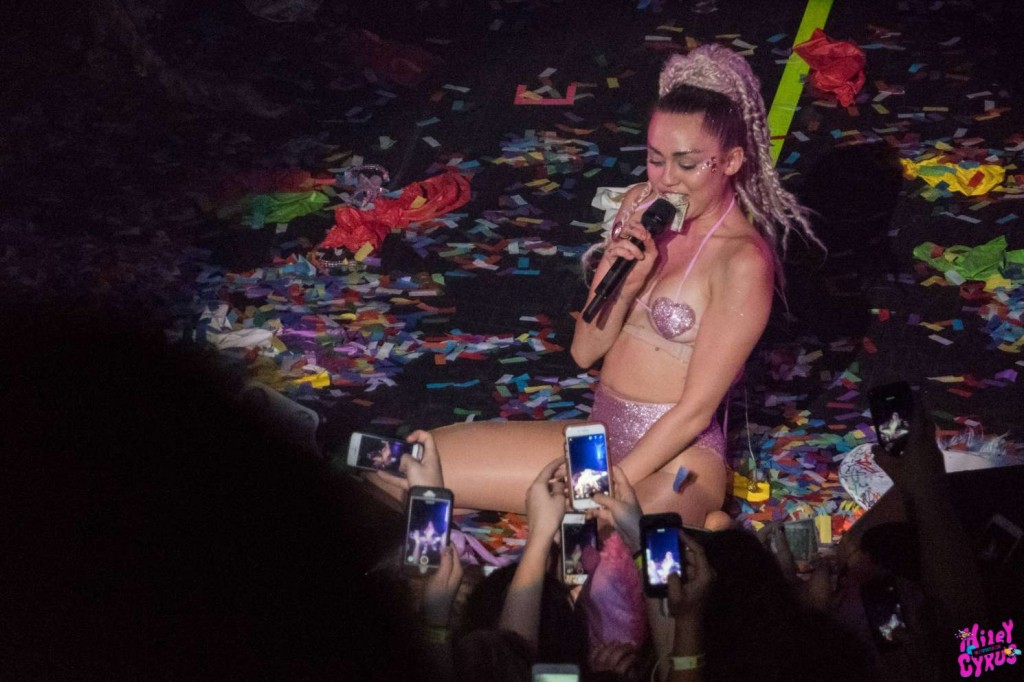 Miley Cyrus Sexy (27 Photos)