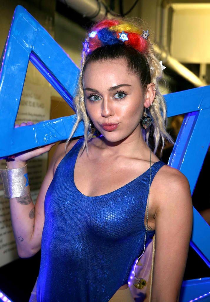 Miley Cyrus Sexy (48 Photos)