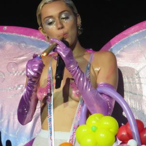 miley cyrus topless 40 photos 54