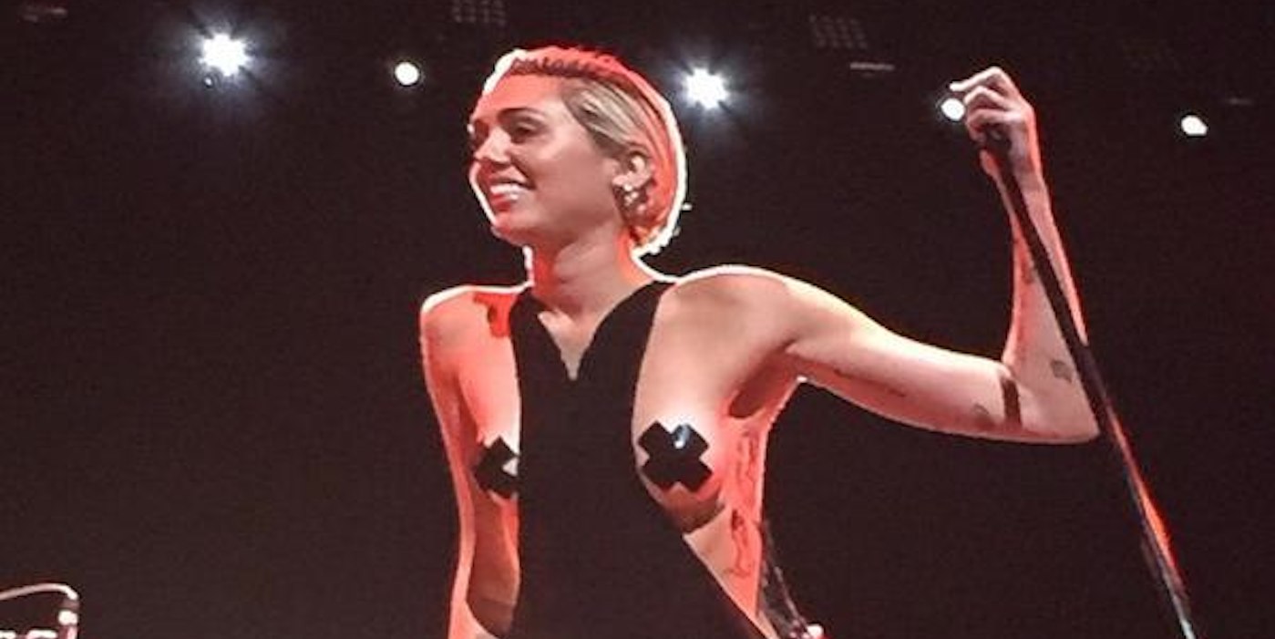 Miley Cyrus Topless (5 Photos + Gif)