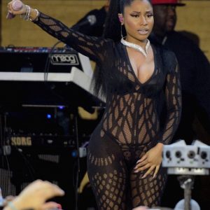 nicki minaj in sexy clothing 5 photos 7