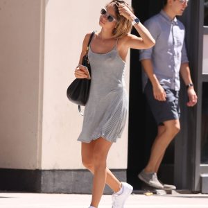 sarah hyland braless 15 photos 70