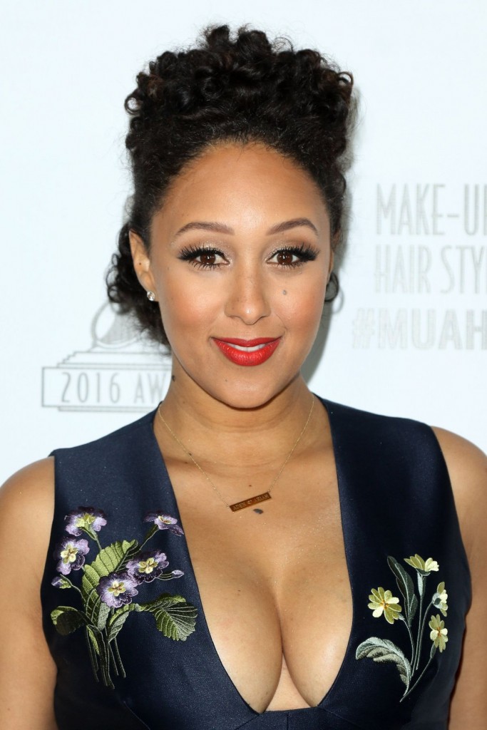 Tamera Mowry Cleavage (11 Photos)