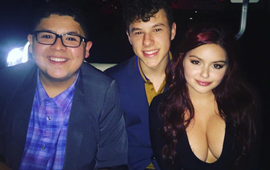 Ariel Winter Cleavage (10 Photos)