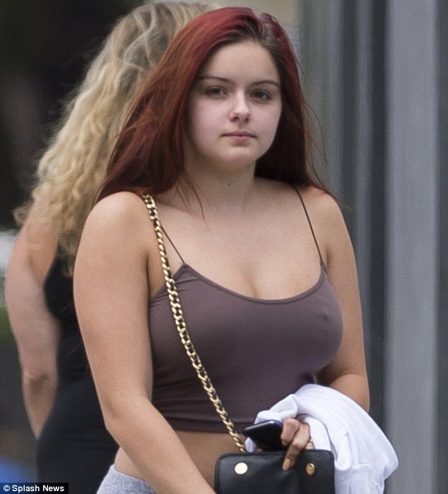 Ariel Winter Pokies (16 Photos)