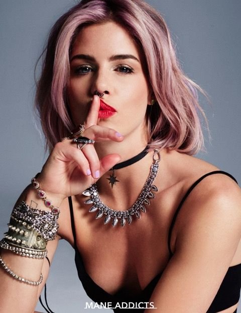 Emily Bett Rickards Sexy (6 Photos)