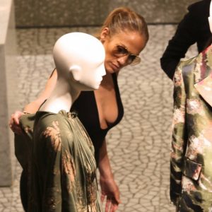 jennifer lopez cleavage 14 photos 94