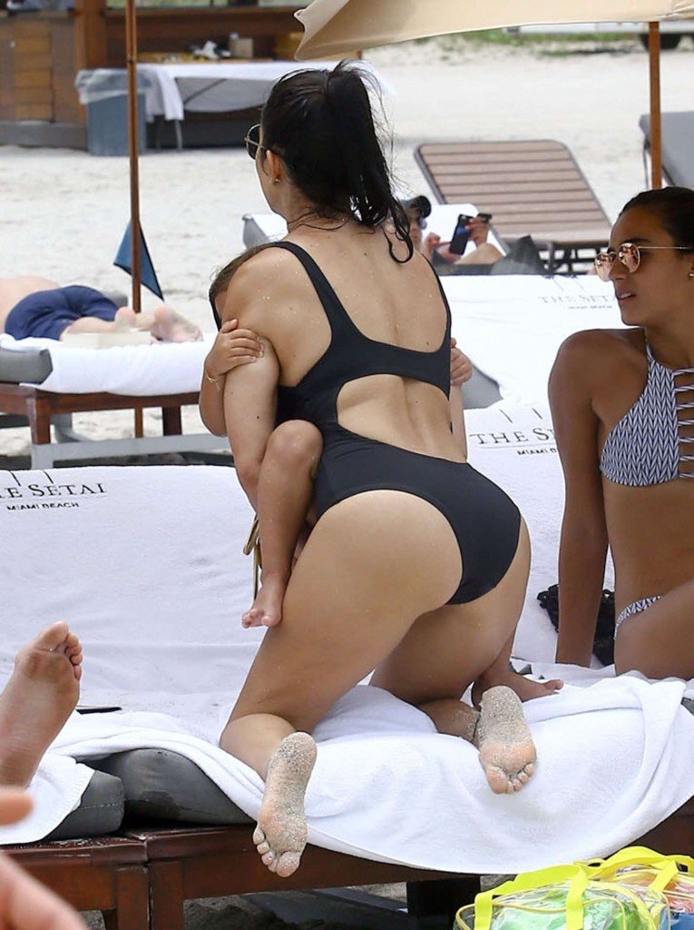 Kourtney Kardashian Sexy (29 Photos)