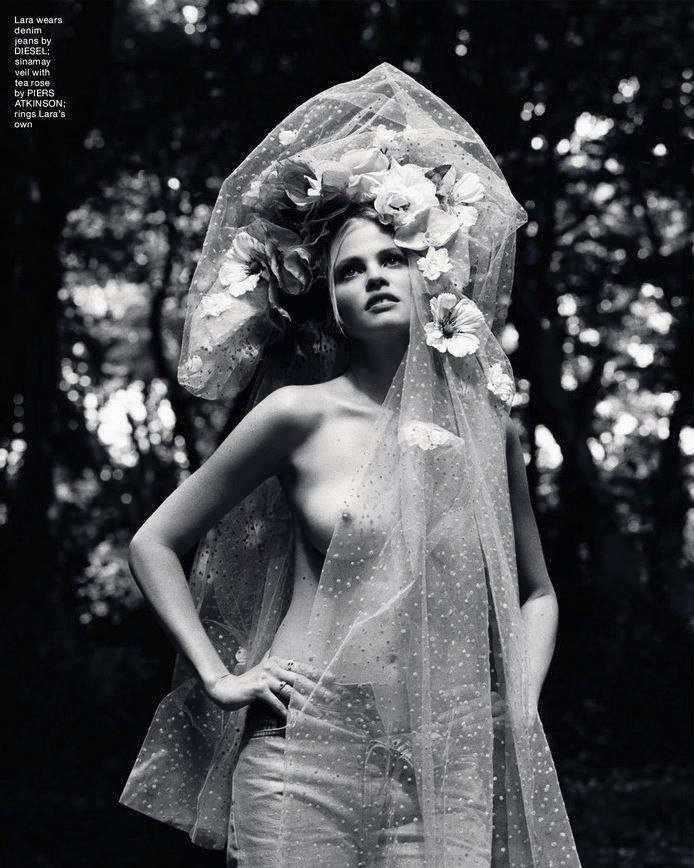 Lara Stone Topless (1 Photo)